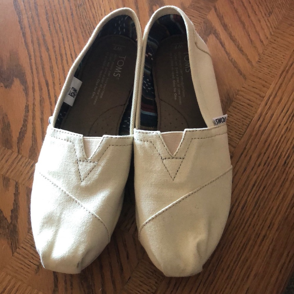 Women’s size 7 TOMS